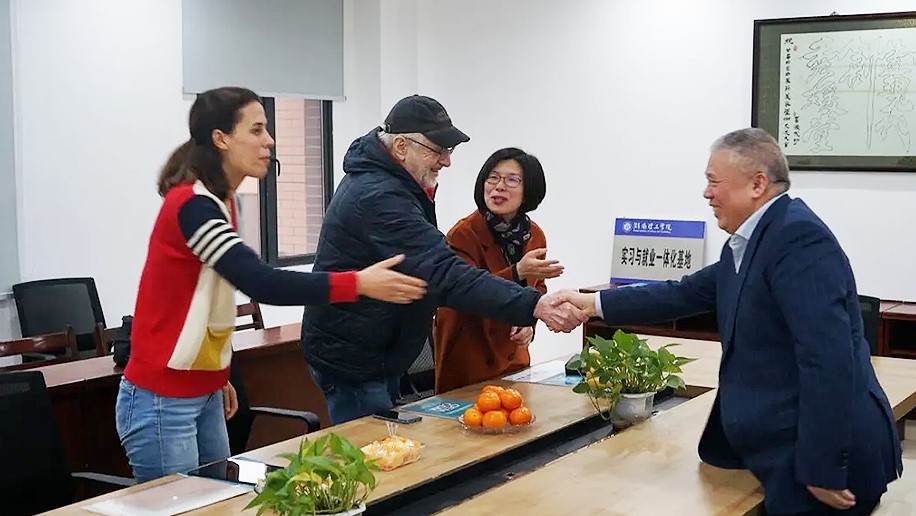 熱烈歡迎長沙市人民政府商務(wù)顧問Mr Hans Ackermann和Mrs Bahriye Kuebler一行蒞臨美媛生物參觀交流